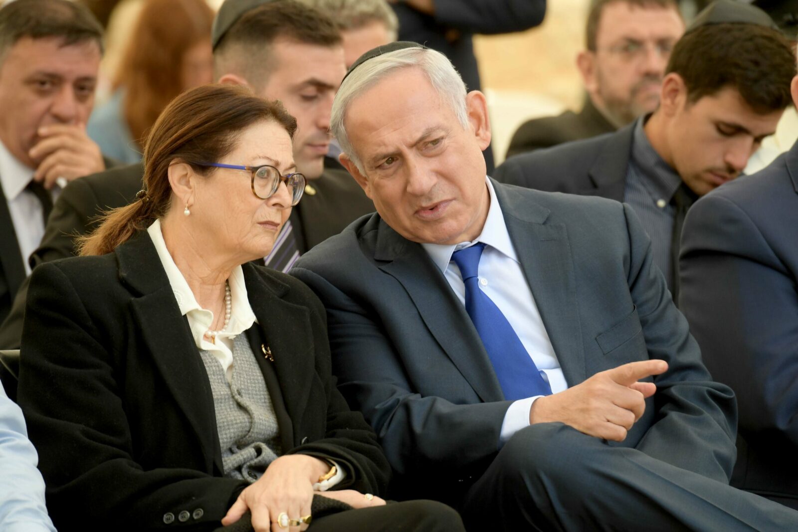 ראש הממשלה בנימין נתניהו יושב לצד נשיאת בית המשפט העליון - (צילום: אוסף התצלומים הלאומי) - אגודת העיתונאים בתל אביב