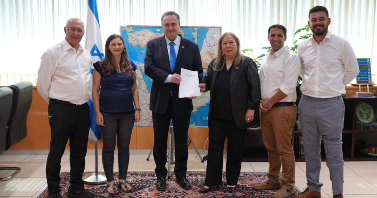 חברי הוועדה המייעצת לבחינת עתידה של גלי צה"ל ושר הביטחון ישראל כ"ץ (יונתן בן חמו, אלעד מלכא, דליה זליקוביץ', שרה העצני-כהן ודורון כהן), 28.10.2025 | צילום: אלעד מלכה, משרד הביטחון