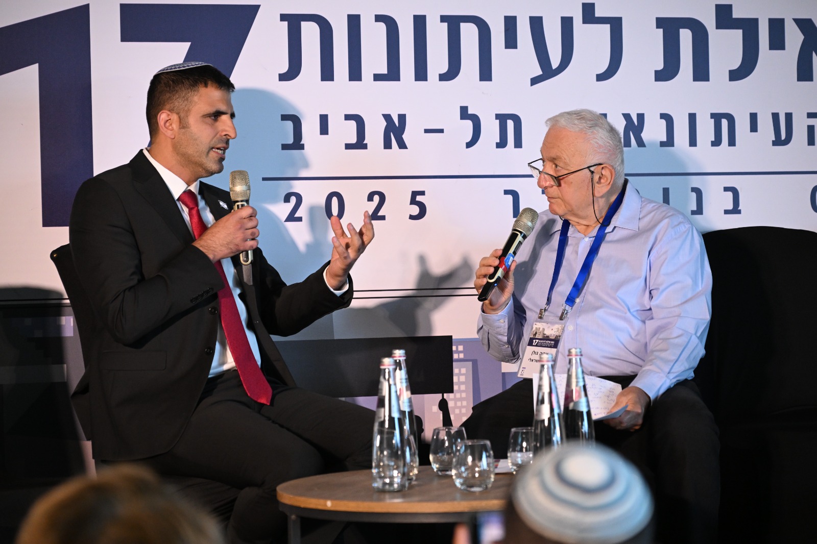 שר התקשורת שלמה קרעי ואריה גולן בכנס אילת לעיתונות 2025 | צילום: אודי פורטל