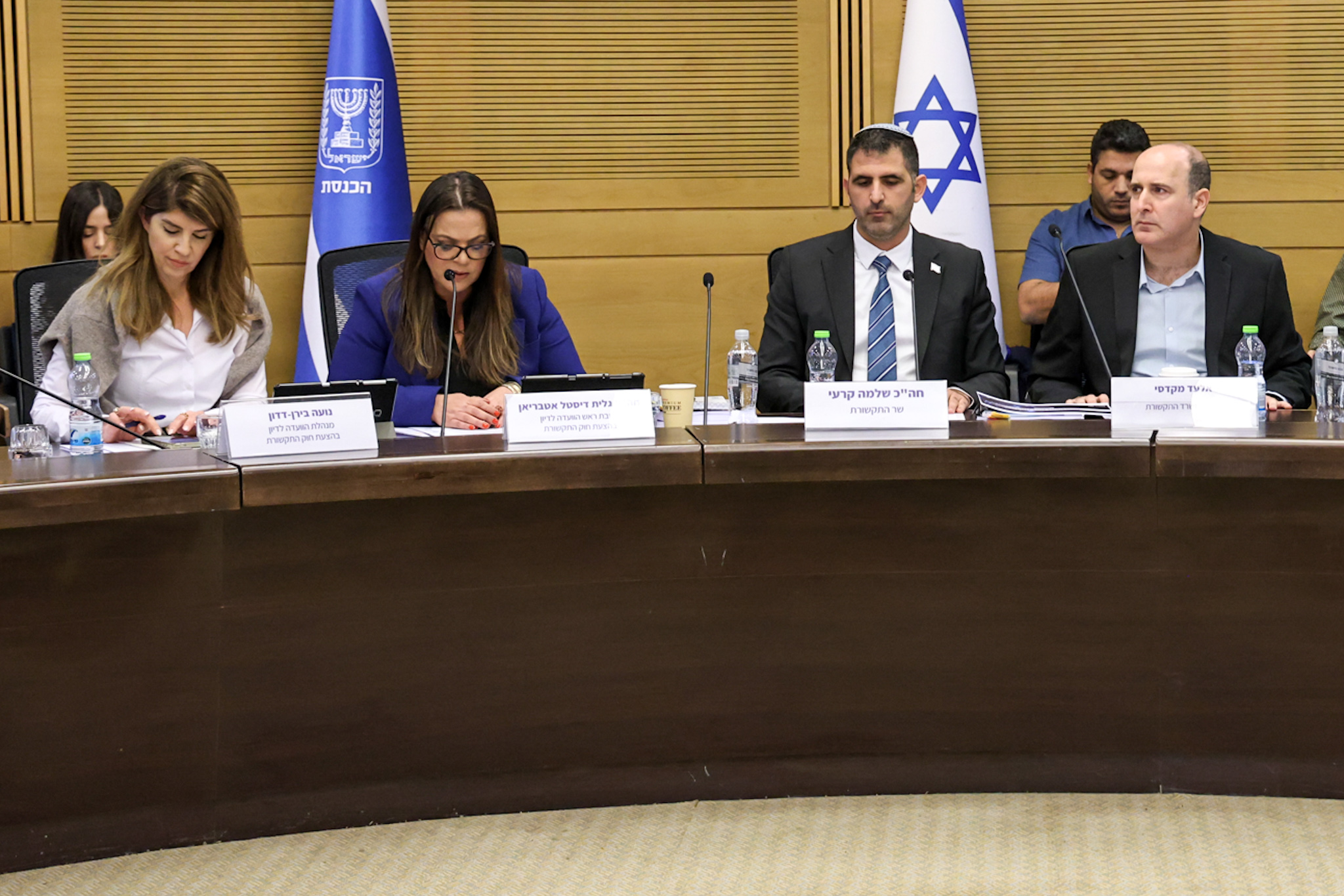 שר התקשורת, שלמה קרעי וח"כ גלית דיסטל-אטבריאן בוועדה לדיון בהצעת חוק התקשורת (שידורים), 08.12.2025 | צילום: דני בר און - דוברות הכנסת