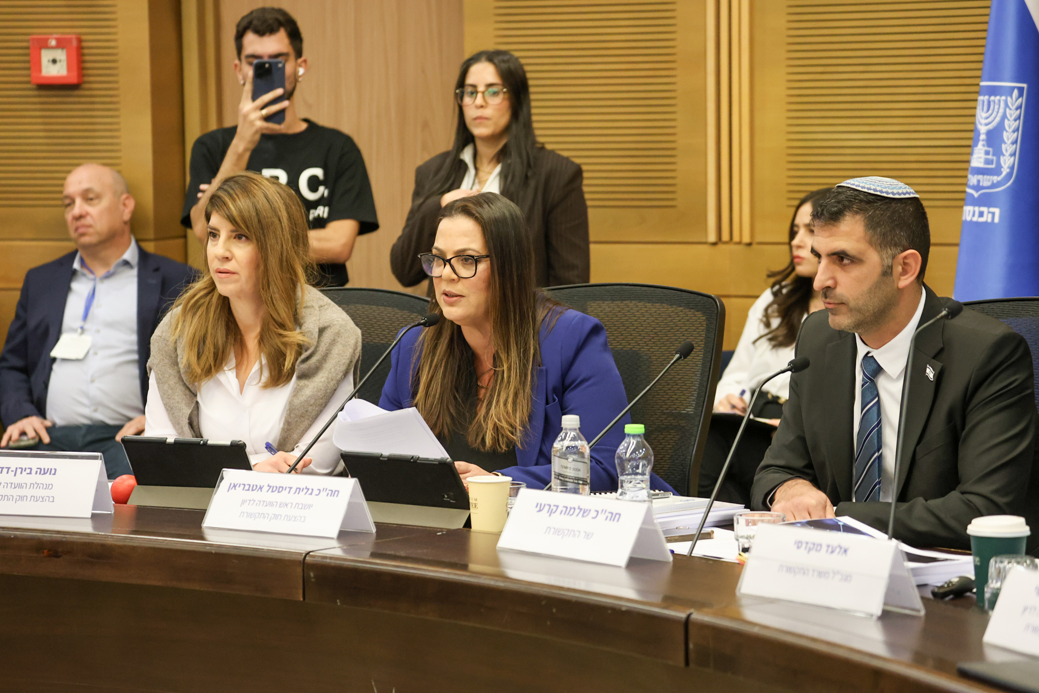 שר התקשורת, שלמה קרעי וח"כ גלית דיסטל-אטבריאן בוועדה לדיון בהצעת חוק התקשורת (שידורים), 08.12.2025 | צילום: דני בר און - דוברות הכנסת