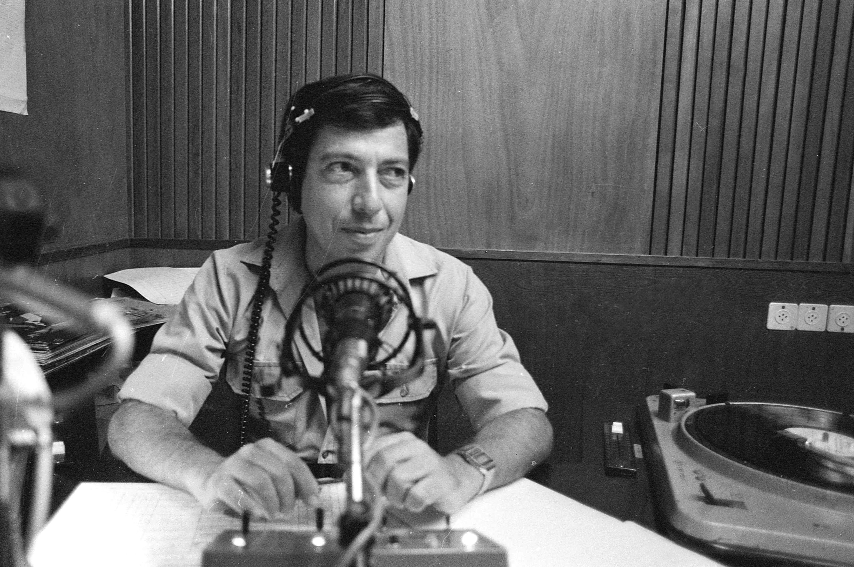 משה טימור באולפני קול ישראל בתל אביב, 1982 | צילום: דן הדני
