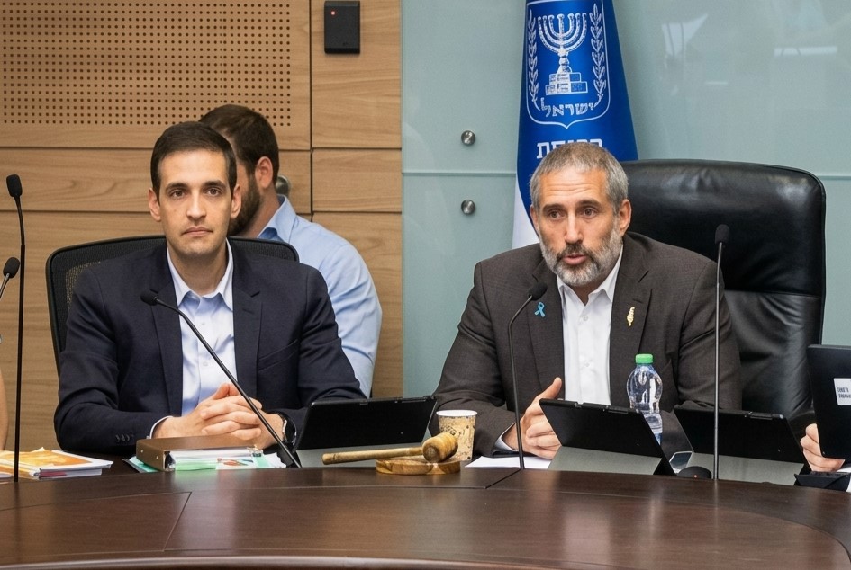 מימין לשמאל: יו"ר ועדת הכספים - ח"כ חנוך מלביצקי ועו"ד איתי עצמון, יועמ"ש הוועדה, 12.05.2026 | צילום: ערוץ הכנסת